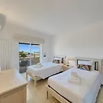 Luxury Penthouse Wstunning Sea Views, Walk To Gale דירה אלבופיירה