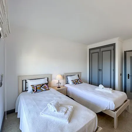 Luxury Penthouse Wstunning Sea Views, Walk To Gale Apartmán