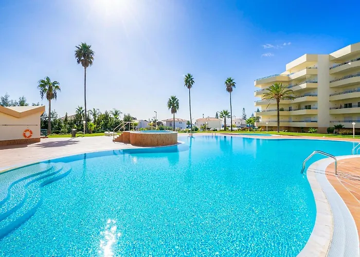아파트 Luxury Penthouse Wstunning Sea Views, Walk To Gale