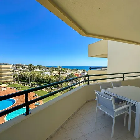 아파트 Luxury Penthouse Wstunning Sea Views, Walk To Gale